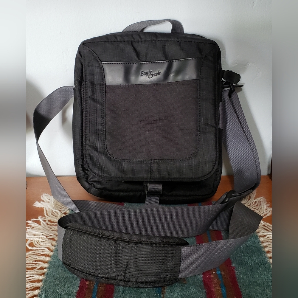 Eagle Creek Travel Bag --- black crossbody